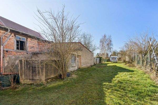 Garten mit Straßenzufahrt sowie direkten Zugang zur Scheune