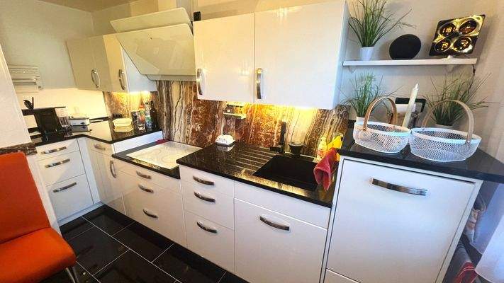 Küche mit hochwertiger Einbauküche im EG