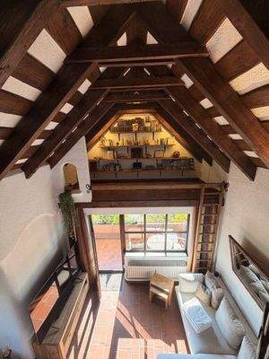 Offene Galerie mit Bibliotheksbereich