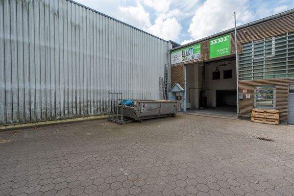 Außenfläche vor der Halle