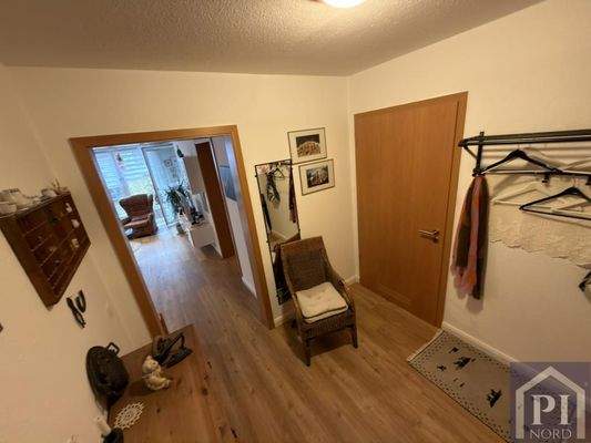 Breite Einganstür und viel Platz im Flur