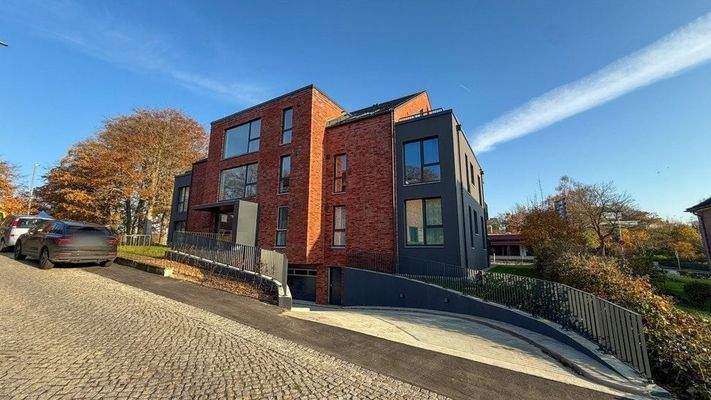 Frontansicht mit Zufahrt zur Tiefgarage