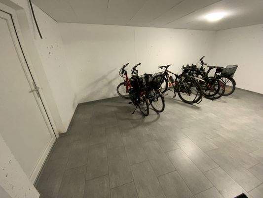 Fahrradkeller und auch der eigene Kellerraum sind gefliest