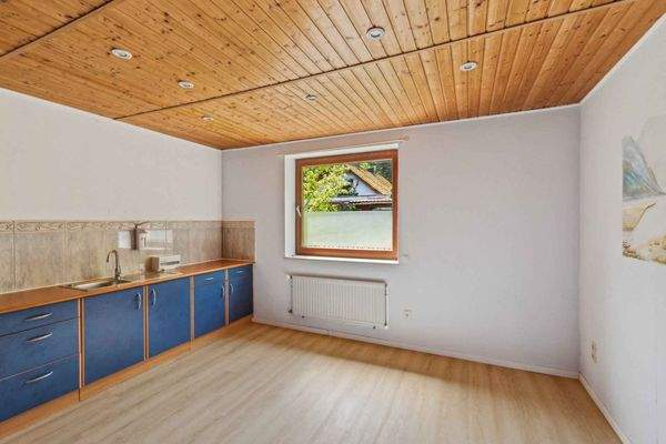 2. Wohneinheit: Zimmer mit Küchenzeile  EG 