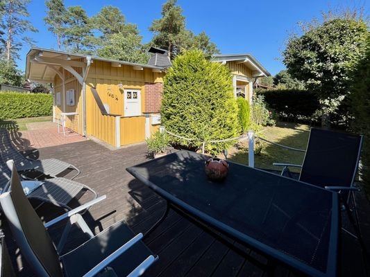 Große Holzterrasse zum Essen, Feiern oder Sonnenbaden