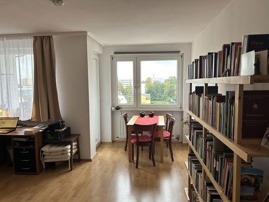 Wohnzimmer mit Esstisch