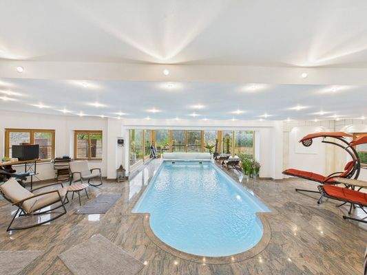 Wellnessbereich mit Poollandschaft