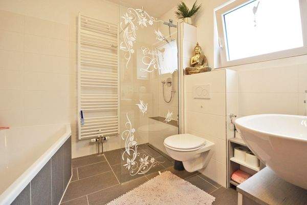 Tageslichtbad mit Wanne und Dusche (EG)