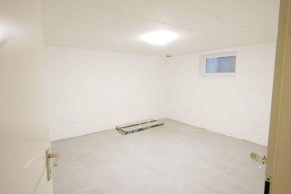 weiterer Kellerraum.JPG