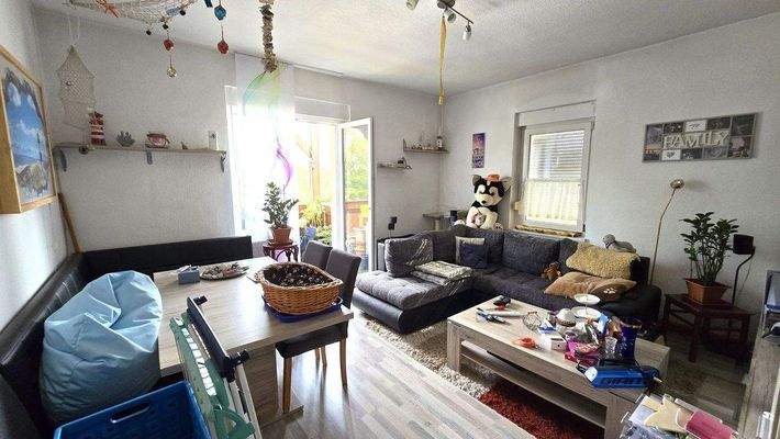 Wohnzimmer mit Balkon.jpg