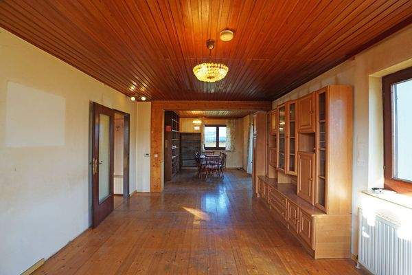 Wohn-Esszimmer mit Ausgang auf die verglaste Loggia