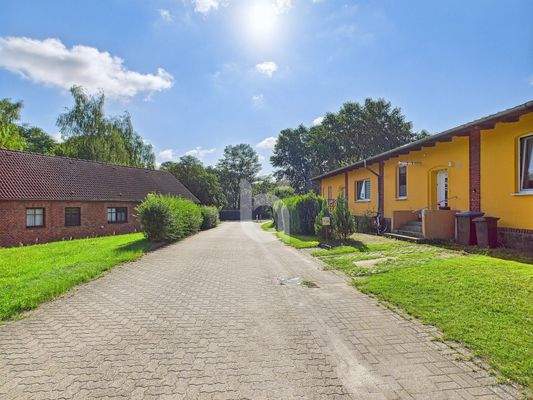 Front des Zuhauses - Strassenblick