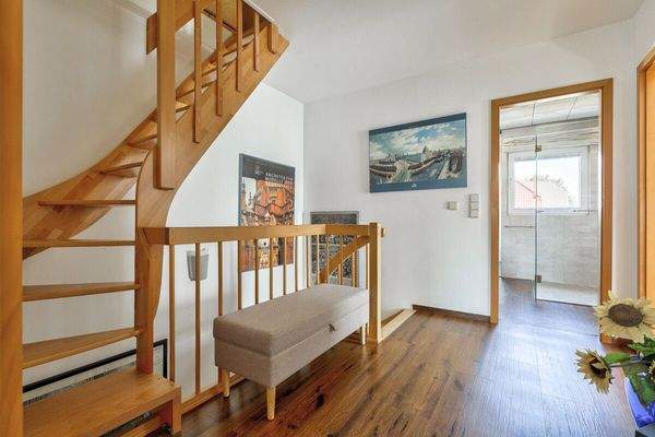 Flur mit Blick ins Bad