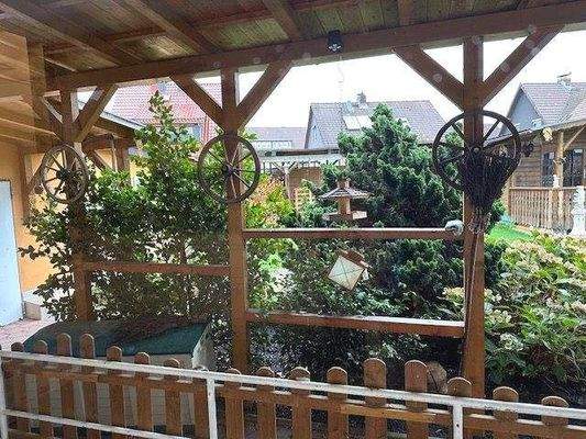 Überdachung Kellereingang und Weg hinter Haus