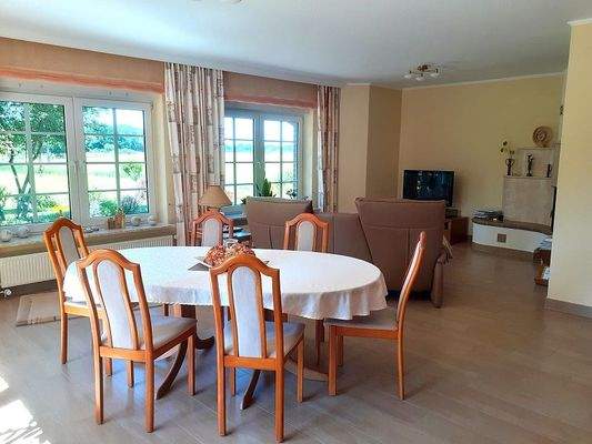 Wohn- / Esszimmer mit ....