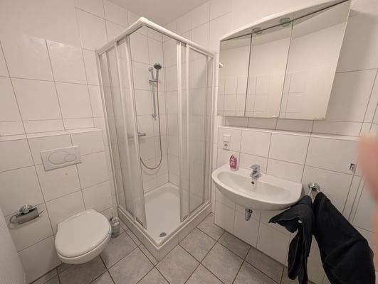 Bad mit Dusche und Wanne