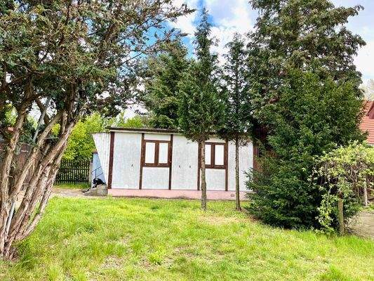 eine der Aufbauten auf dem Grundstück