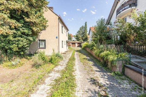 Altbestand und Zufahrt