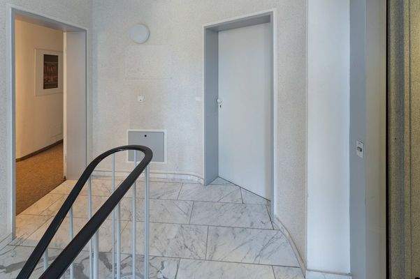 Treppenhaus mit Fahrstuhl