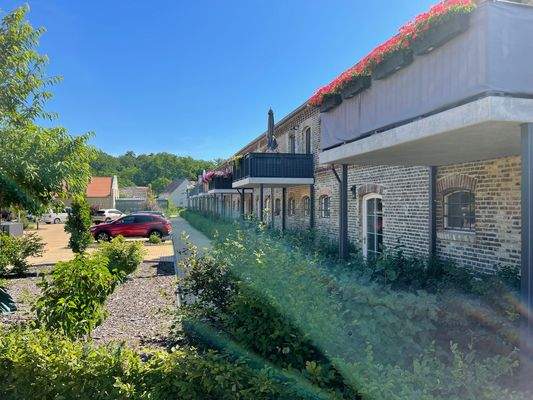 Modernes Wohnhaus mit Hof