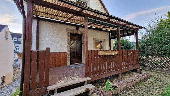 Überdachter Hauseingang zum Obergeschoss 