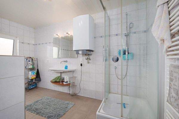 Badezimmer Nebengebäude Wohnung EG