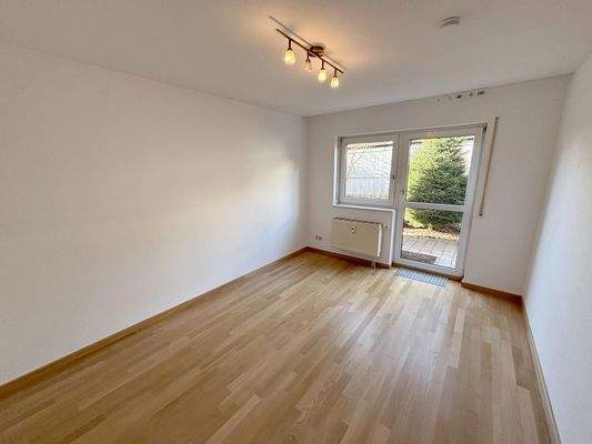 helles Schlafzimmer mit Zugang zur Terrasse