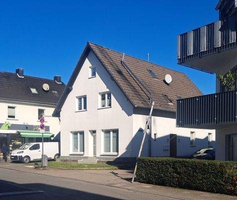 straßenseitige Ansicht.jpg