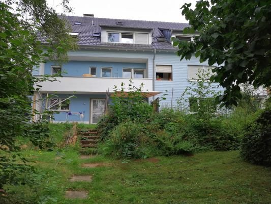 Blick vom Garten auf großen Ost-Balkon