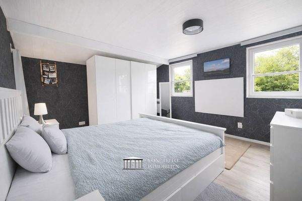 Großzügiges Schlafzimmer mit Stellfläche für Kleiderschrank