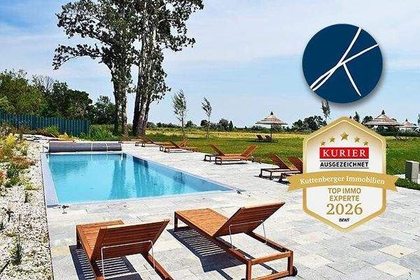 Großes Gemeinschaftspool mit Liegewiese