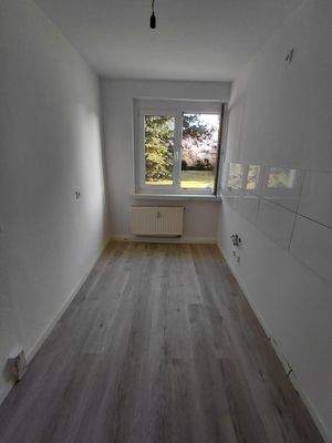 Helle Küche mit Fenster