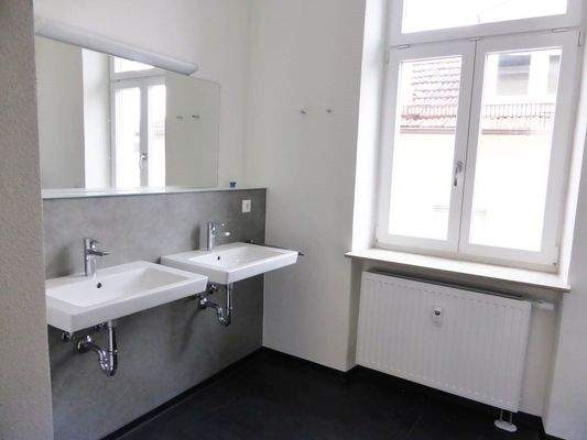 Tageslichtbad mit doppeltem Waschbecken ...