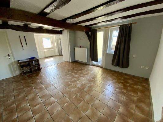 Links Küche, rechts Balkon