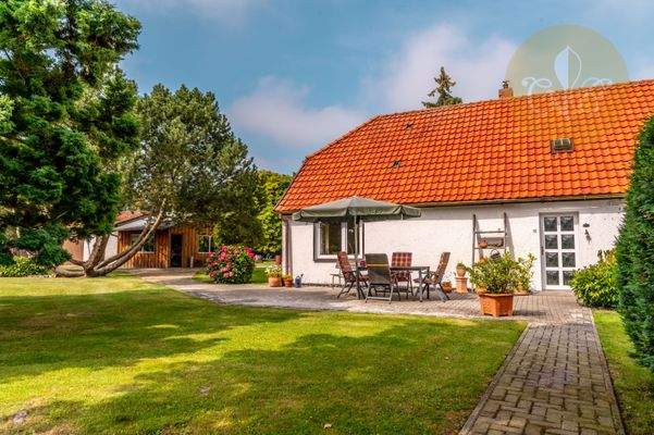 Terrasse und Blick zum Nebengebäude