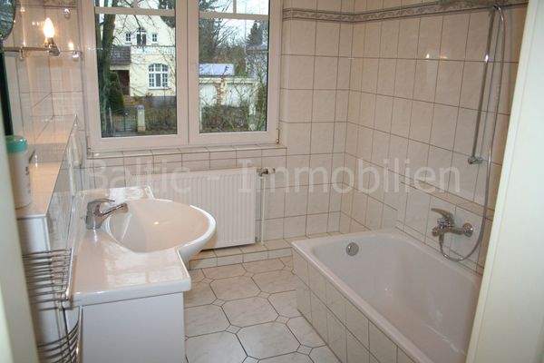 Bad - Fenster zur Straße