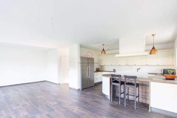 Wohnzimmer mit offener Küche