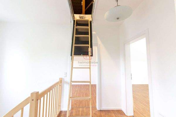 Dachgeschoss mit Treppe zum Spitzboden