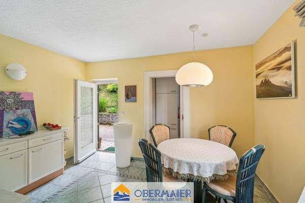 12_Gerräumige_Küche_Zugang_zur_Südwest_Terrasse