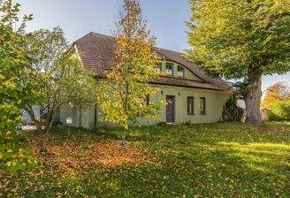 Vorderansicht Landhaus - idyllische Lage