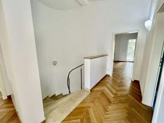 Flur im Dachgeschoss mit edlem Parkett