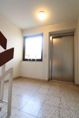 Treppenhaus und Fahrstuhl