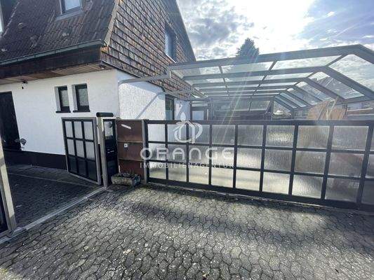 Ein weiterer, überdachter Stellplatz