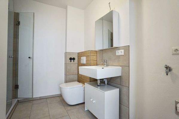 modernes Bad mit Dusche 