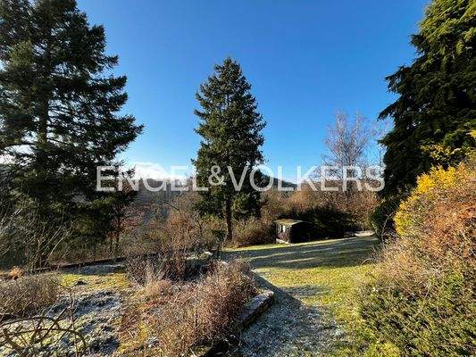 gepflegter Garten mit Blick ins Grüne