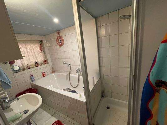 Badezimmer mit Badewanne und Dusche