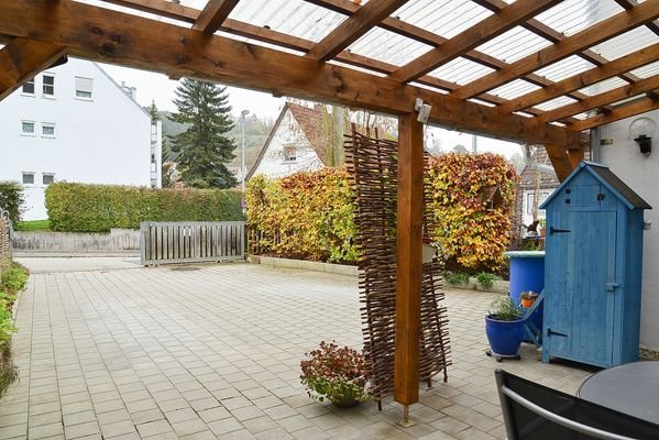 Aussenbild Blick von der Terrasse in den Hofbereich