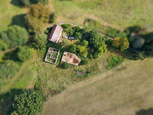 Luftaufnahme frontal mit Grundstück