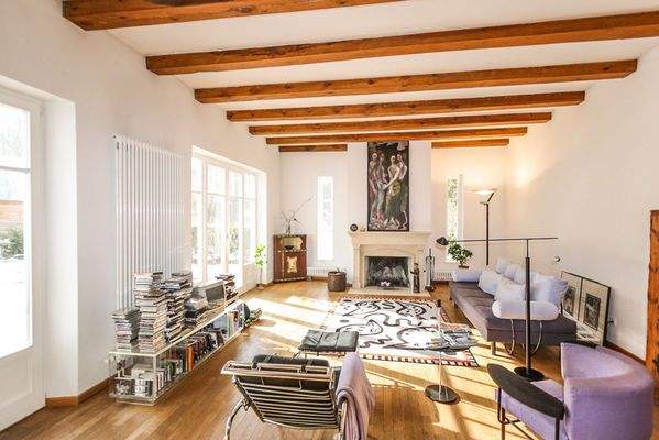 Heller Wohnbereich mit Kamin