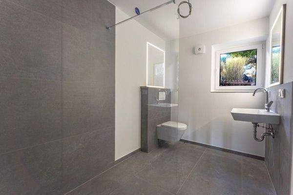 Badezimmer. Gartengeschoss